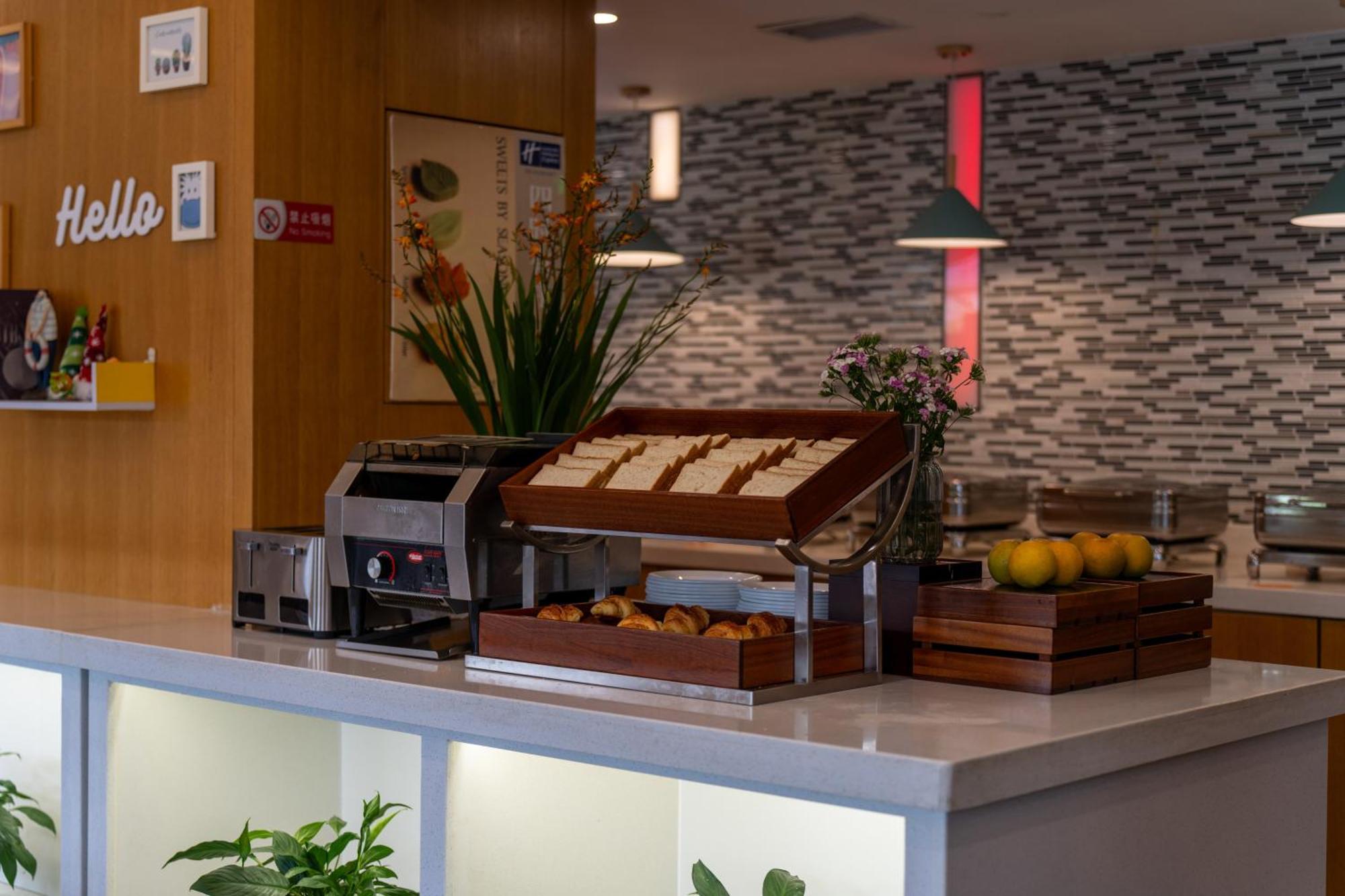 Holiday Inn Express Chengdu Airport Zone Free Shuttle From Shuangliu International Airport To Hotel ,Welcome Drink ภายนอก รูปภาพ
